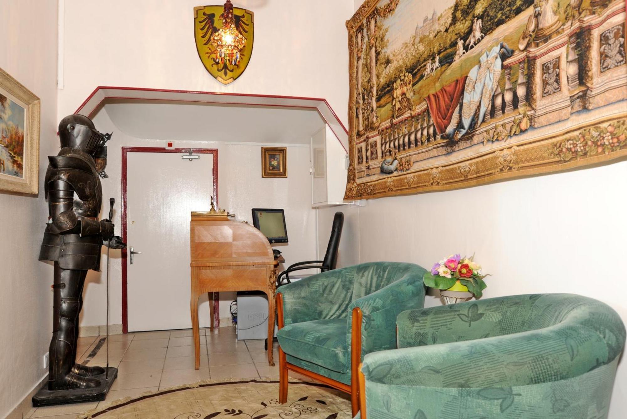 Hotel La Tour Сули-сюр-Лоар Екстериор снимка