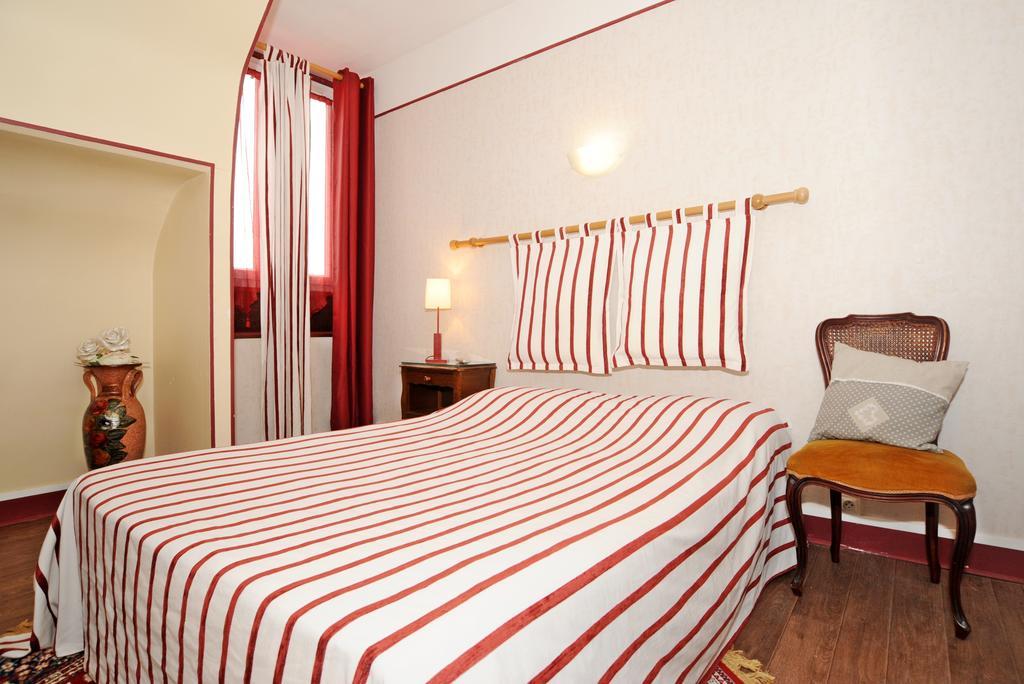 Hotel La Tour Сули-сюр-Лоар Стая снимка