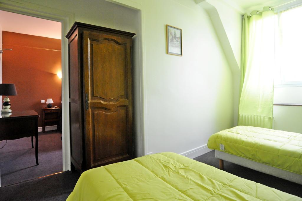 Hotel La Tour Сули-сюр-Лоар Стая снимка