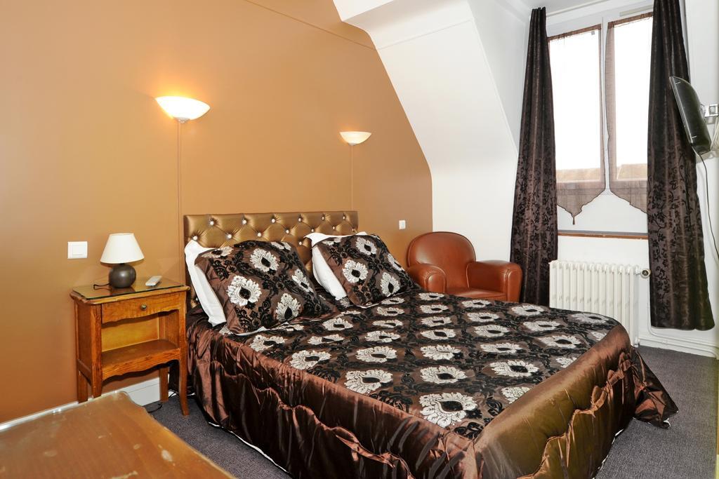Hotel La Tour Сули-сюр-Лоар Стая снимка